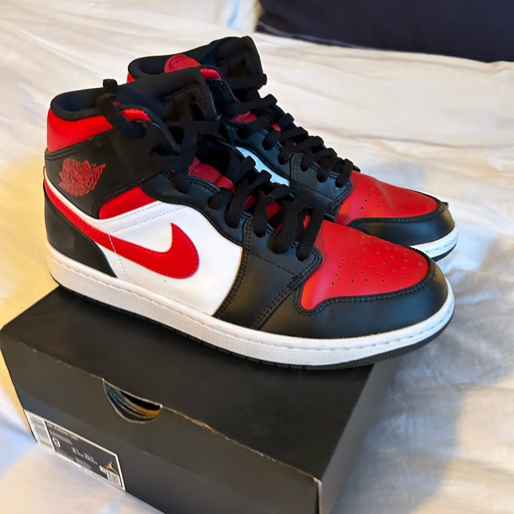 Air Jordans 1 mid black fire red size 9 men. UGA